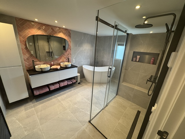 Complete badkamerrenovatie met inloopdouche en vrijstaand bad